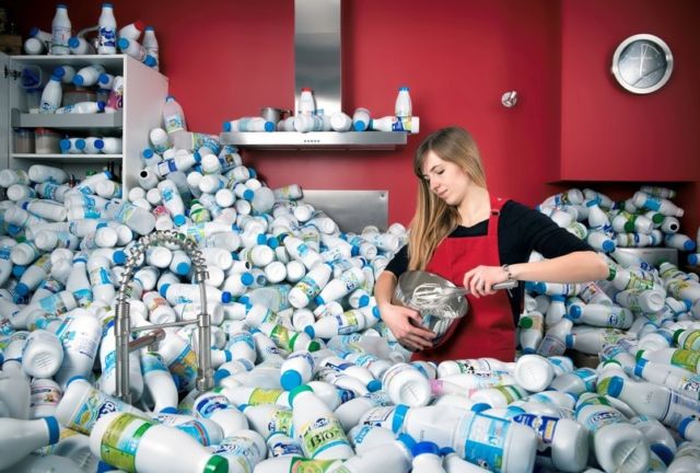 Fotografer Ini Olah Sampah yang Terkumpul Selama 4 Tahun Jadi Karya Keren! Masih Malas Buang Sampah?