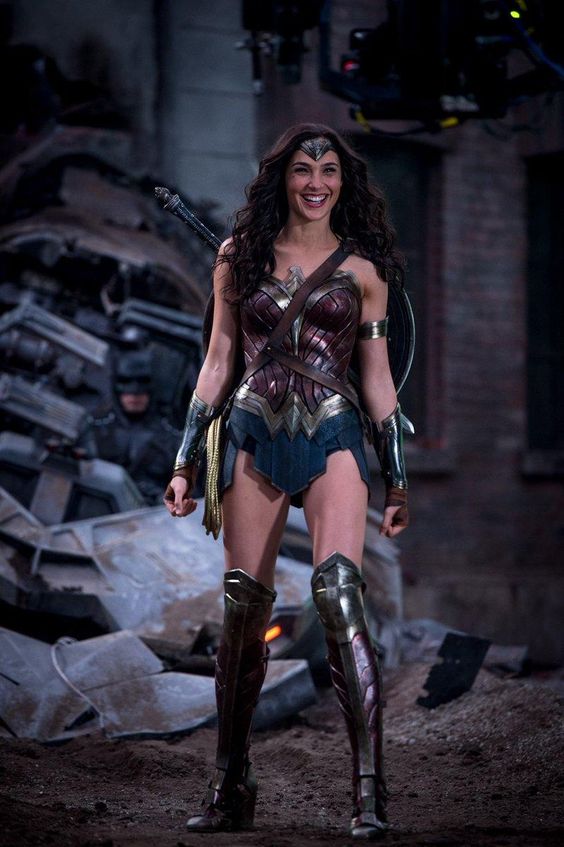 13 Gaya Busana A la Gal Gadot, Sang Wonder Woman Cantik yang Mencuri Hati Banyak Lelaki