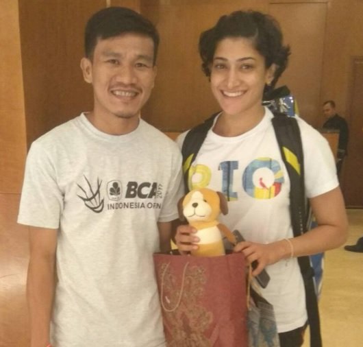 Hadiah dari fans untuk Ashwini Ponnappa (India).