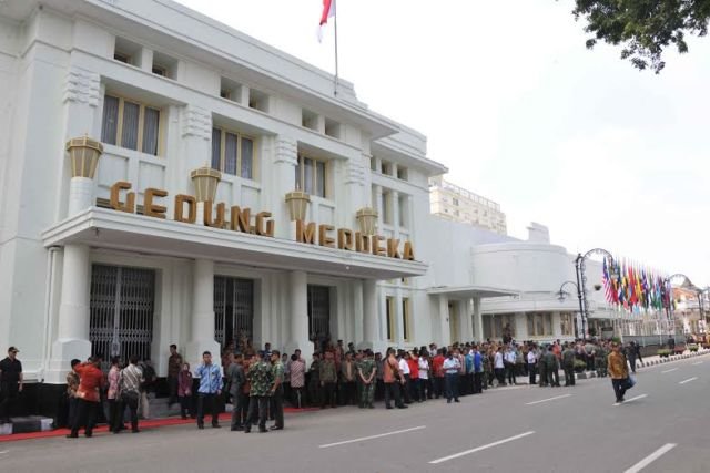 Potret Perbandingan Bandung Tempoe Doeloe dengan Masa Kini. Mana yang Lebih Romantis?