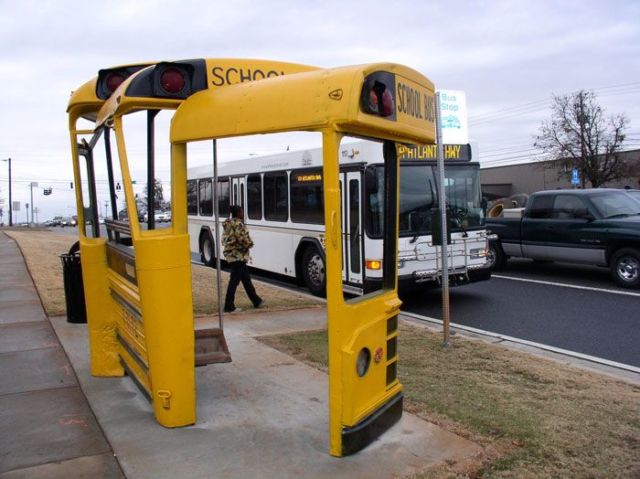 Kalau Halte Bus Begini, Harusnya Betah untuk Antre Dong? Lucu Banget!