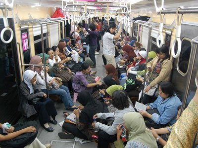 15 Potret Kelakuan Unik dan Kocak Penumpang KRL Ini Emang Bikin Ngakak. Memang Lucu Sih