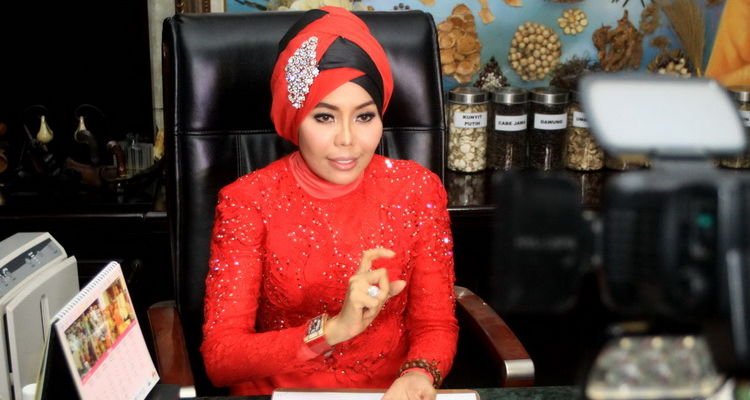 Jeng Ana, Wanita yang Sering Bicara Tentang Medis Tapi Salah Semua! Asal Ngomong Kok Bisa Masuk TV?