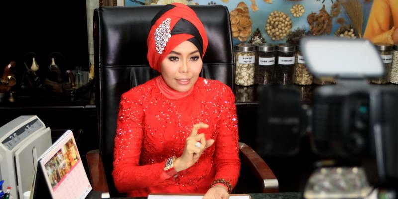 Jeng Ana, Wanita yang Sering Bicara Tentang Medis Tapi Salah Semua! Asal Ngomong Kok Bisa Masuk TV?