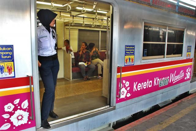 Ternyata Begini Alasan Kenapa Gerbong Wanita di KRL Adalah Jadi Tempat yang Sadis dan Mengerikan!