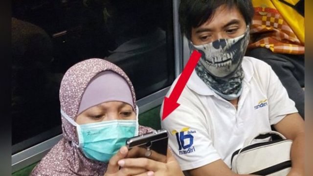 15 Potret Kelakuan Unik dan Kocak Penumpang KRL Ini Emang Bikin Ngakak. Memang Lucu Sih