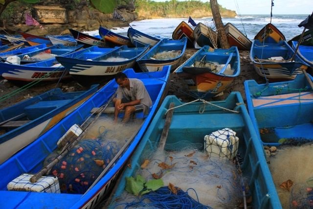 kehidupan nelayan di pantai Tawang