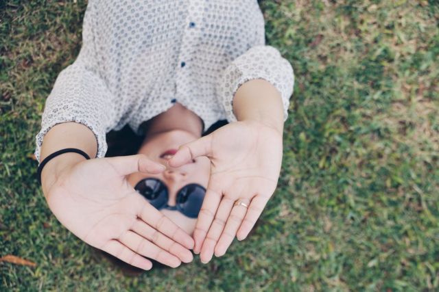 beautiful-fun-girl-grass