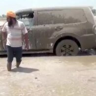 Petani Kaya Ini Bajak Sawah Pakai Mobil Seharga 500 Juta, Alasannya Cuma ‘Biar Nggak Kepanasan’