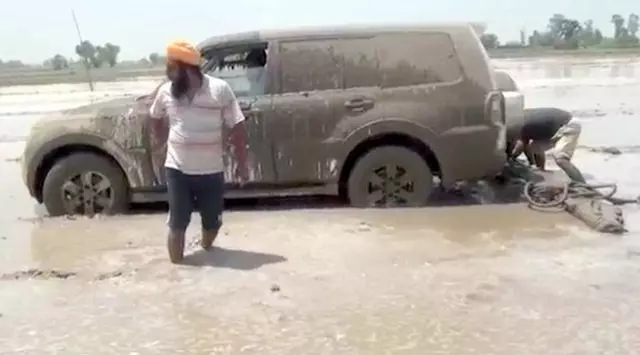 Petani Kaya Ini Bajak Sawah Pakai Mobil Seharga 500 Juta, Alasannya Cuma ‘Biar Nggak Kepanasan’