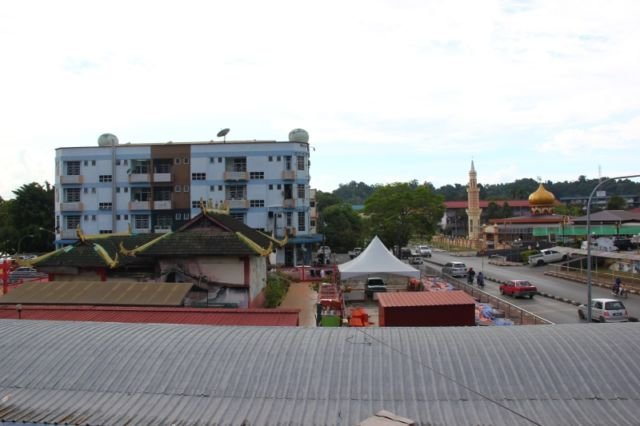 Dua Turis Beragama Budha Ini Malah Sembahyang di Masjid. Tapi Begini Nih Contoh Menegur yang Baik