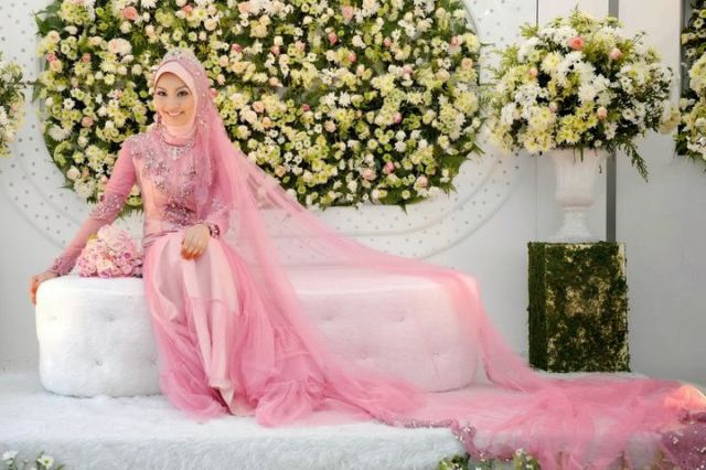 Makna Busana Pengantin Berdasarkan Warnanya. Sudah Cocok Belum dengan Tema Pernikahannya?