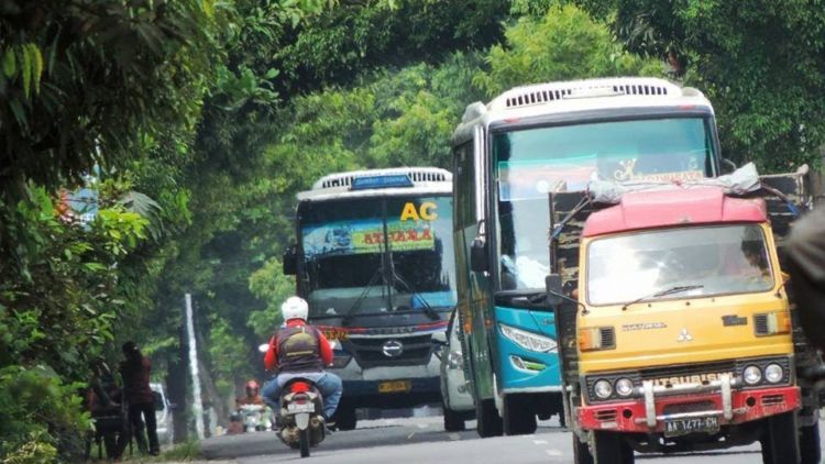 Fenomena Video Bus Kebut-kebutan di Youtube Ini Sungguh Meresahkan. Nyawa Orang Kok Buat Seru-seruan