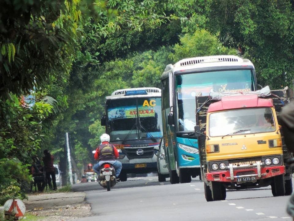 Fenomena Video Bus Kebut-kebutan di Youtube Ini Sungguh Meresahkan. Nyawa Orang Kok Buat Seru-seruan