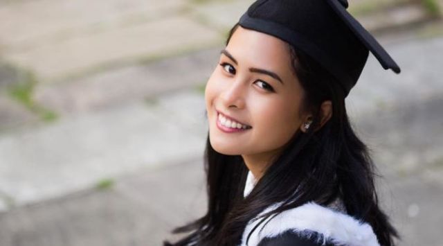 Maudy Ayunda resmi sandang gelar sarjana dari Inggris