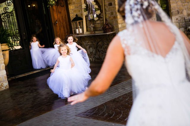 18 Inspirasi Foto Pengantin Wanita Saat Foto Bareng Flower Girl. Momen Uwuwu-nya Dapet Banget!