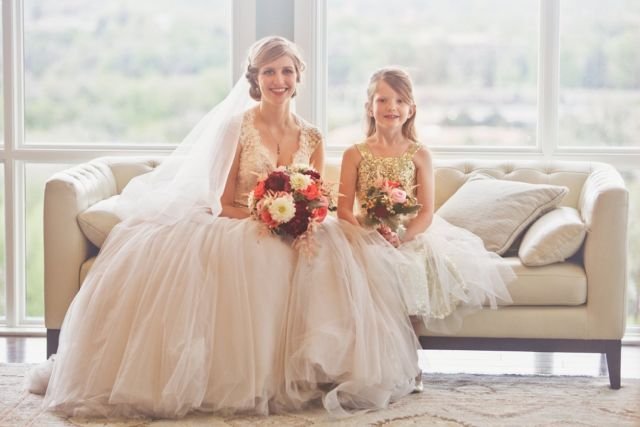 18 Inspirasi Foto Pengantin Wanita Saat Foto Bareng Flower Girl. Momen Uwuwu-nya Dapet Banget!