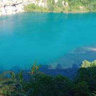 Danau Ini Warnanya Super Biru dan Sangat Cantik. Sebuah Keindahan yang Tak Bisa Kamu Dustakan!