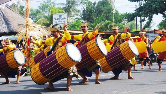 Melestarikan Budaya Merariq, Pria Asal Lombok Ini Menikahi Kedua Pacarnya Agar Tidak Ada yang Terluka!