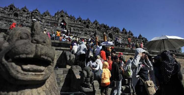 Netizen Ini Protes Tentang Kelakuan Buruk Turis di Candi Borobudur. Ternyata Banyak yang Nggak Sepakat!