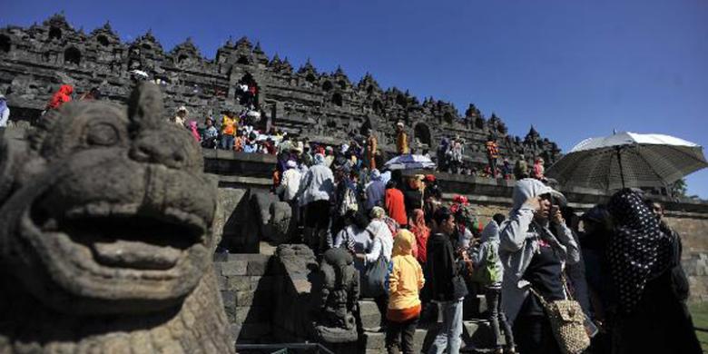 Netizen Ini Protes Tentang Kelakuan Buruk Turis di Candi Borobudur. Ternyata Banyak yang Nggak Sepakat!