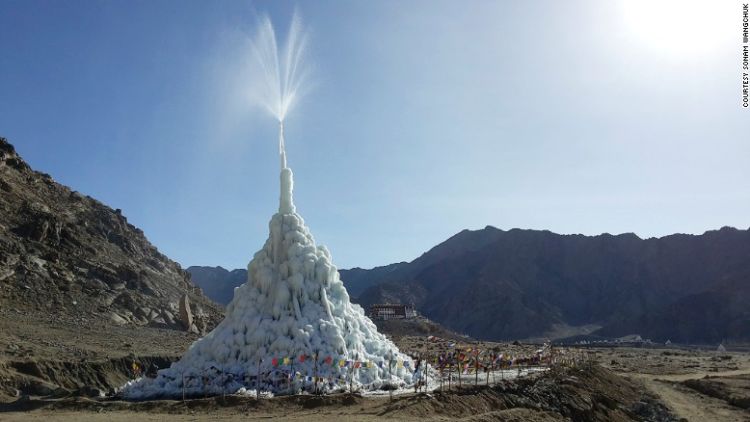 Bukan Hoax atau Keajaiban Dunia, Ada Gunung Es yang Semburkan Air Muncul di Tengah Padang Pasir!