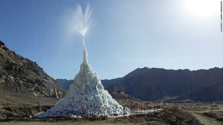 Bukan Hoax atau Keajaiban Dunia, Ada Gunung Es yang Semburkan Air Muncul di Tengah Padang Pasir!