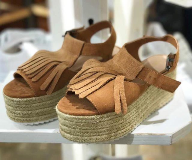 18 Serba-serbi Sandal Platform Lucu yang Bikin Kamu Tampak Tinggi. Sudah Punya Belum?