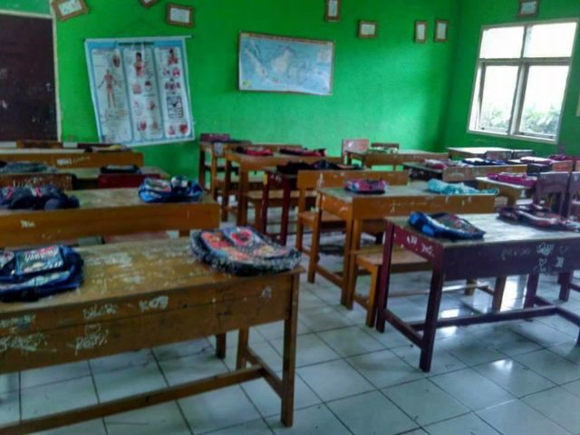 Sekolah Aja Belum Mulai, Tapi Orangtua Murid Udah Berebut Bangku, Sampai Tasnya Dipaku dan Dilakban