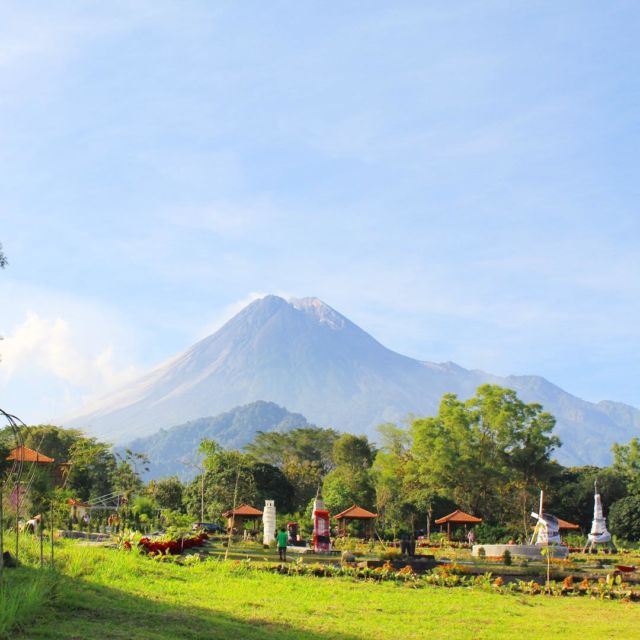 Nggak Usah Jauh-jauh Keliling Dunia. Kamu Bisa Berkunjung ke Landmark Top Dunia di Merapi Park, Sleman!