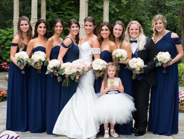 18 Inspirasi Foto Pengantin Wanita Saat Foto Bareng Flower Girl. Momen Uwuwu-nya Dapet Banget!