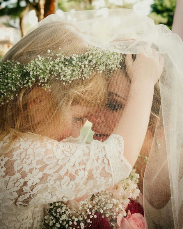 18 Inspirasi Foto Pengantin Wanita Saat Foto Bareng Flower Girl. Momen Uwuwu-nya Dapet Banget!