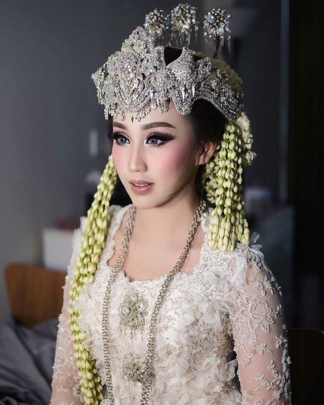 Riasan Mata Barbie Ala MUA Imel Vilentcia Ini Lagi Tren! Jadi Langganan Pengantin Wanita Nih