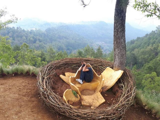 Taman Langit Gunung Banyak, Spot Selfie Bagaikan Negeri Dongeng di Malang yang Harus Kamu Datangi Segera!