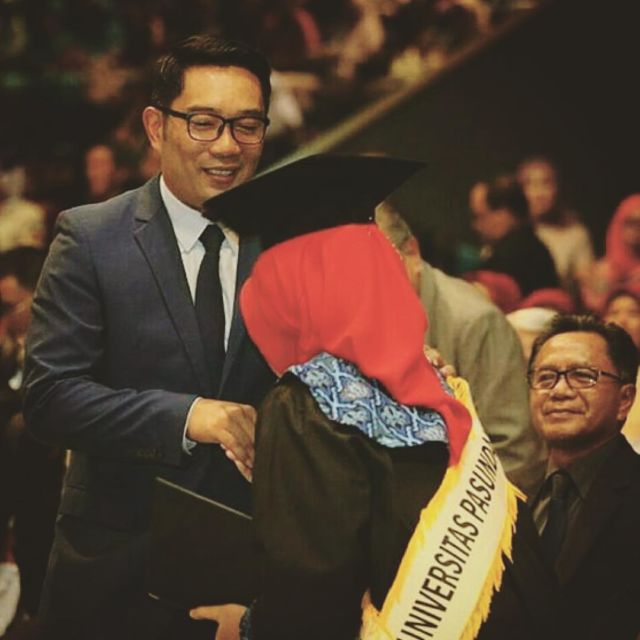 Meski Sibuk Mendampingi Ridwan Kamil, Ibu Walikota Bandung Diam-Diam Sudah Wisuda. Keren Si Cinta!