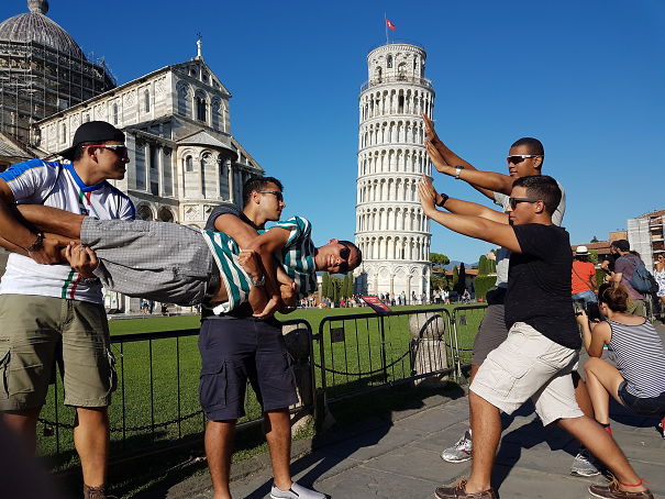 10 Teknik Berfoto di Menara Pisa yang Unik dan Nggak Biasa. Kreatif Sekali Turis-turis Ini!