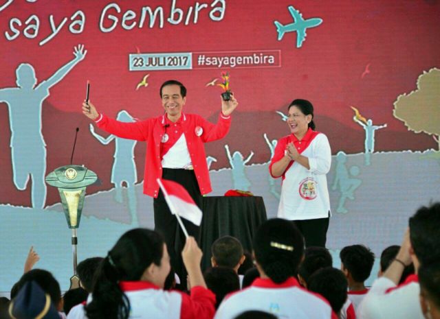 Pak Jokowi Lakukan Pertunjukan Sulap di Acara Hari Anak Nasional. Presiden Satu ini Memang Beda!