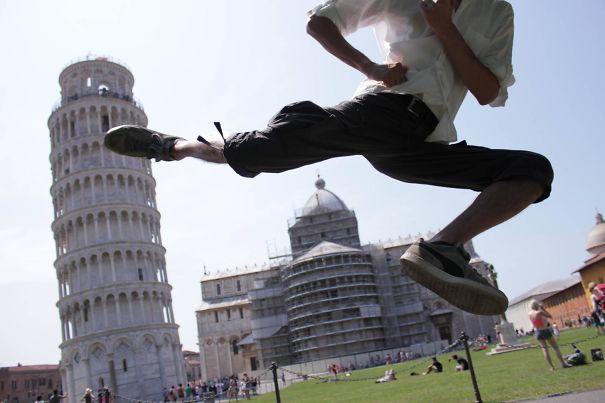 10 Teknik Berfoto di Menara Pisa yang Unik dan Nggak Biasa. Kreatif Sekali Turis-turis Ini!