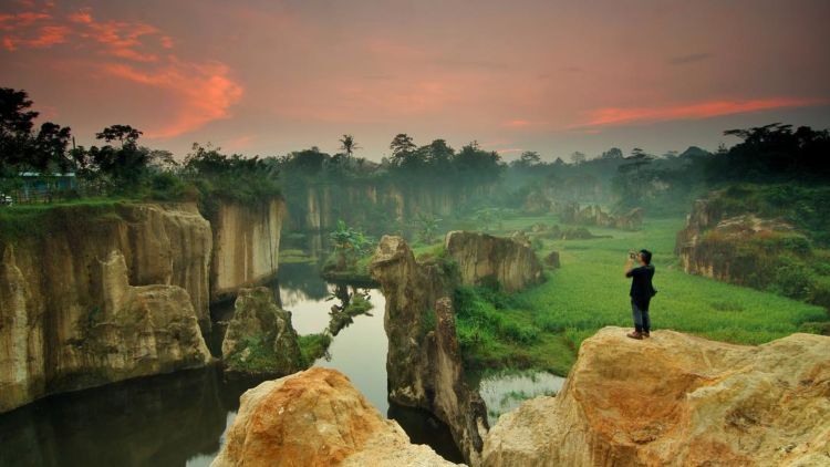 Kandang Godzilla, Destinasi Menakjubkan yang Sedang Hits di Tangerang. Beneran Ada Godzilla Di Sana?