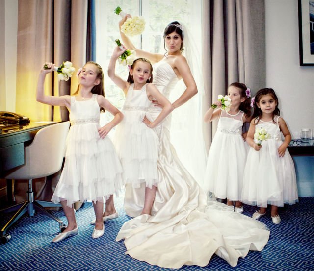 18 Inspirasi Foto Pengantin Wanita Saat Foto Bareng Flower Girl. Momen Uwuwu-nya Dapet Banget!