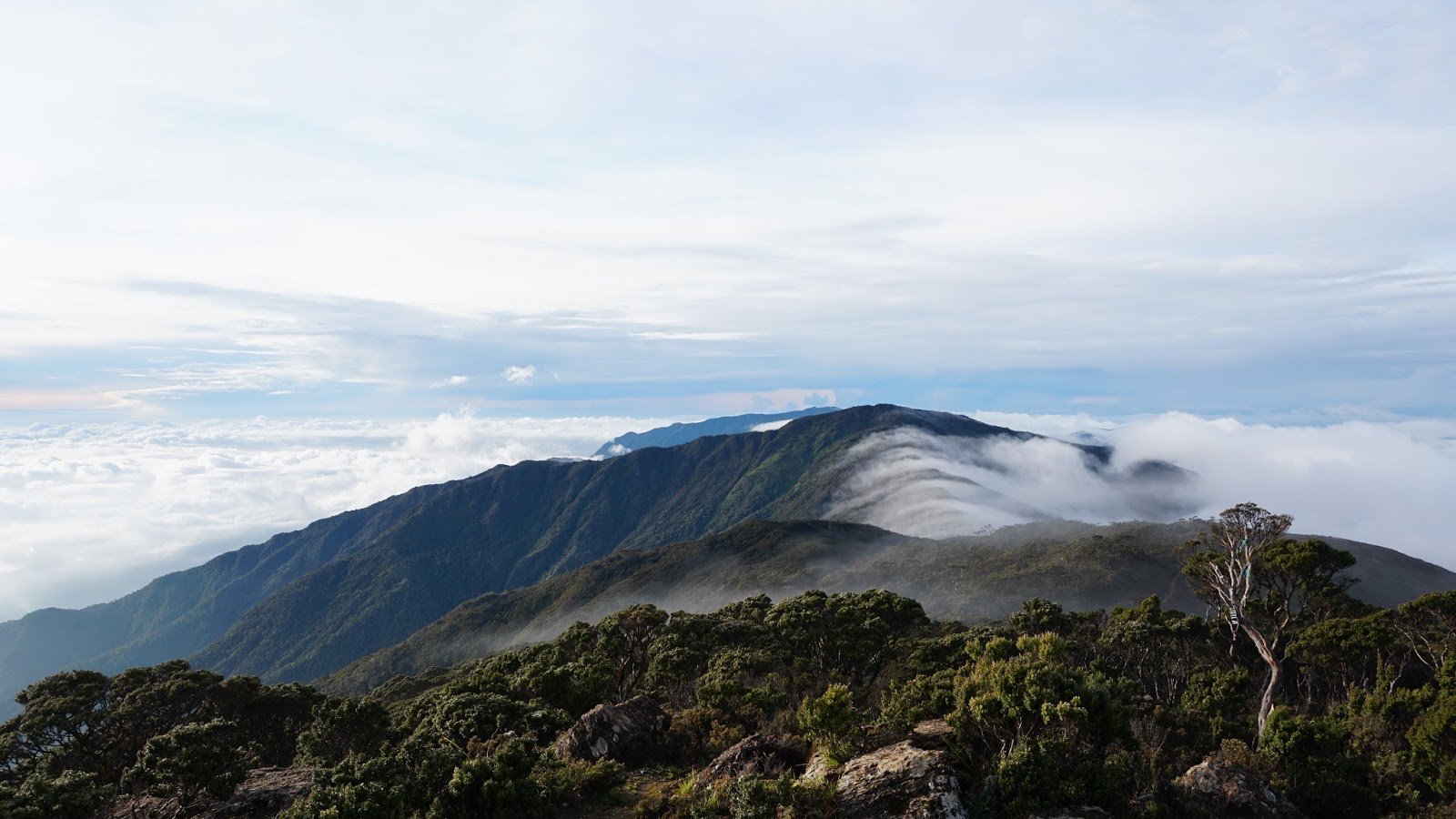 Menguak Misteri 9 Gunung Paling Angker di Indonesia. Berani Kamu Mendaki ke Sana?