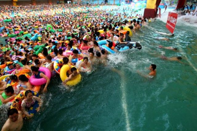 Kolam Renang Raksasa bernama Dead Sea di China Bisa Menampung 10 Ribu Orang. Jadi Kaya Cendol Deh!