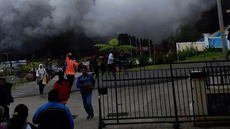 Meletusnya Kawah Sileri Dieng Emang Mengejutkan. Ini Tipe Letusan Gunung Api yang Harus Kamu Ketahui