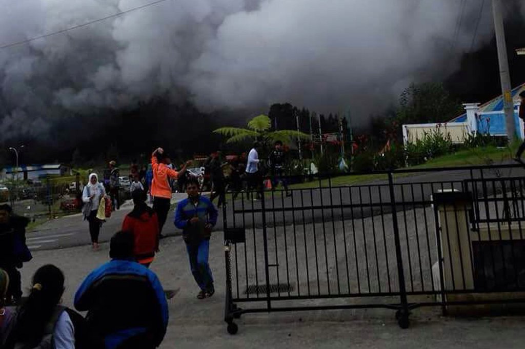 Meletusnya Kawah Sileri Dieng Emang Mengejutkan. Ini Tipe Letusan Gunung Api yang Harus Kamu Ketahui