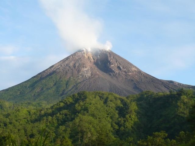 Meletusnya Kawah Sileri Dieng Emang Mengejutkan. Ini Tipe Letusan Gunung Api yang Harus Kamu Ketahui