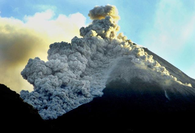 Meletusnya Kawah Sileri Dieng Emang Mengejutkan. Ini Tipe Letusan Gunung Api yang Harus Kamu Ketahui