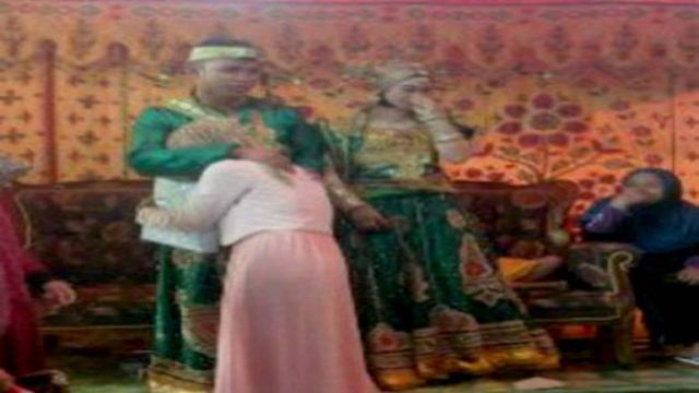 Mantan pacar menangis dipelukan pengantin