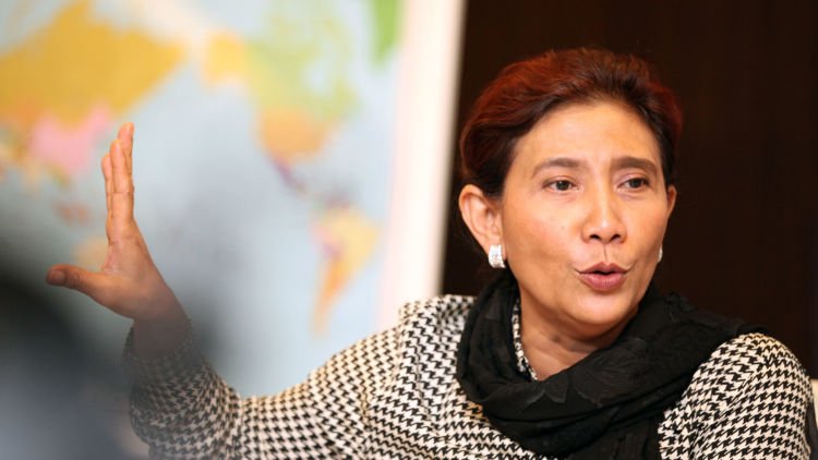 Menteri Susi Pudjiastuti Berjoget Riang Seakan Tanpa Beban di Atas Dek Kapal. Beliau Emang Juara!