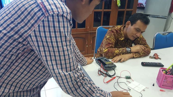 Charger Handphone Memanfaatkan Panas Tangan Manusia Buatan Mahasiswa