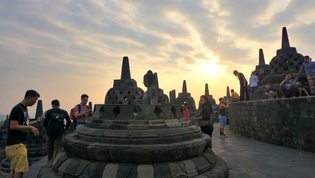 Netizen Ini Protes Tentang Kelakuan Buruk Turis di Candi Borobudur. Ternyata Banyak yang Nggak Sepakat!